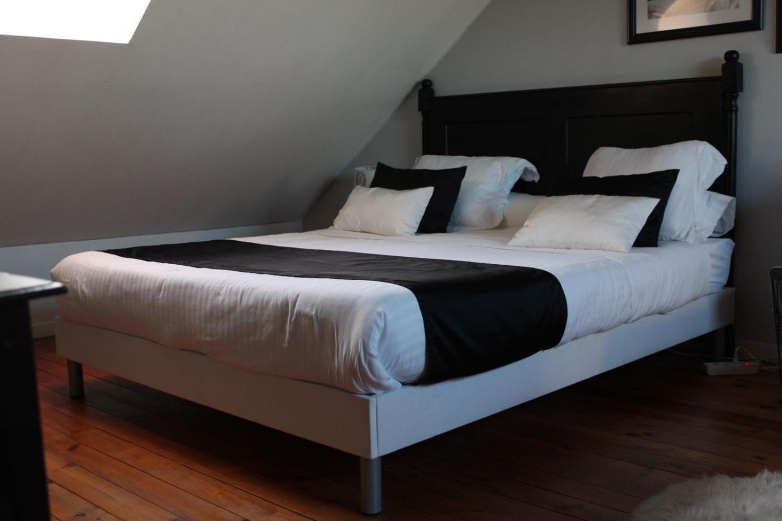 Chez Patou Bed & Breakfast ลาวาล ภายนอก รูปภาพ